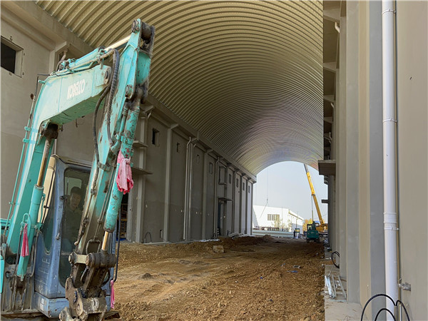 遼寧某糧庫機械罩棚拱形屋頂工程案例分享遼寧糧庫拱形屋頂施工現場2