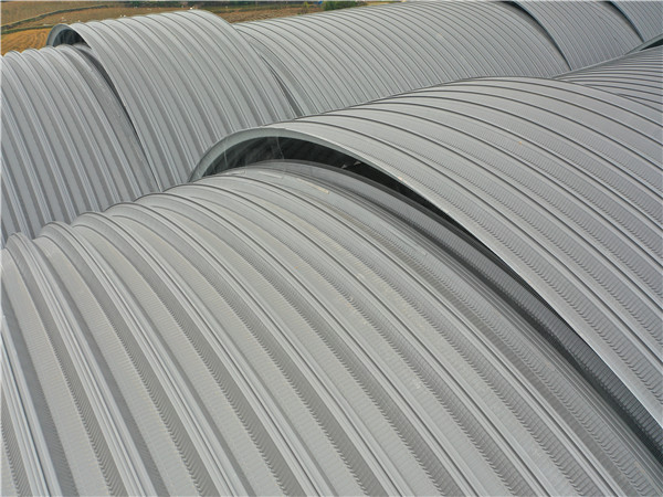 四川某酒廠釀酒車間改造拱形屋頂工程案例解析拱形屋頂鋼構加高及焊接作業